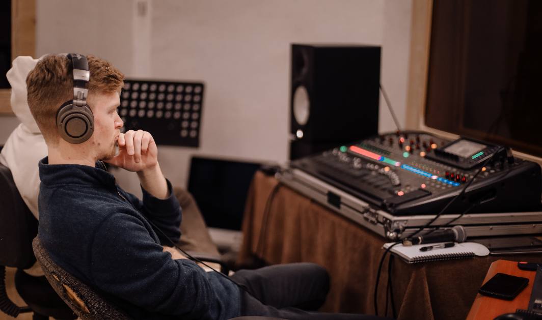 Jarrod Koepke, lyd teknikker, på musikk studio